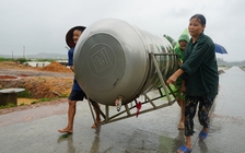 Người dân Hà Tĩnh hối hả dọn đồ chạy lũ