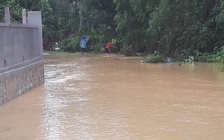 Miền núi Hà Tĩnh bị chia cắt do mưa lũ, nhiều trường nghỉ học