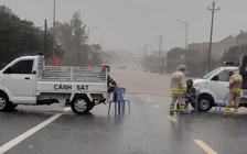 Quốc lộ 1A qua thị xã Kỳ Anh (Hà Tĩnh) bị ngập sâu trong nước lũ