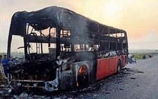 Xe giường nằm bốc cháy trơ khung trên quốc lộ 1A, 10 người may mắn thoát nạn