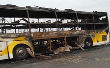 Xe khách giường nằm cháy trơ khung khi đang chạy trên quốc lộ