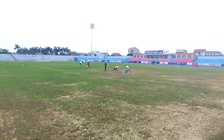 Hồng Lĩnh Hà Tĩnh nguy cơ không được đá sân nhà vì mặt sân xuống cấp