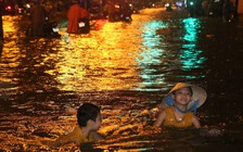 [ẢNH] Giới trẻ Sài Gòn hồn nhiên giữa biển nước trong trận mưa lịch sử