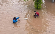 Kinh hoàng lũ quét tấn công trường học, giáo viên ‘bỏ của’ cõng học sinh chạy lũ