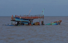 Tàu cá Quảng Nam thả trôi ở Hoàng Sa đang được lai kéo về bờ