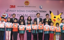 Tặng miếng dán chống trơn trượt cho học sinh