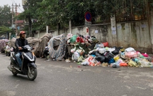 Nội thành Hà Nội ngập trong rác