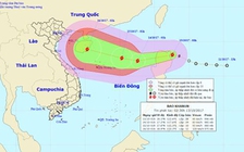 Bão Khanun giật cấp 10 đang di chuyển vào Biển Đông