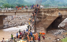 500 thanh niên cõng gạo, nước đi bộ 10 km tiếp tế người dân bị cô lập