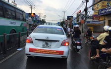 Taxi truyền thống dán khẩu hiệu phản đối Uber, Grab: Chỉ khách hàng có quyền lựa chọn