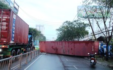 Thùng container rớt xuống đường gây chết người: Có thể khởi tố hình sự