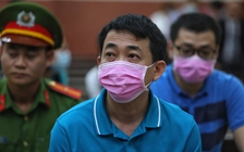 Hoãn xử vụ VN Pharma: Bị cáo Nguyễn Minh Hùng đeo khẩu trang đến tòa