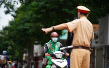 TP.HCM tăng cường Chỉ thị 16: Xe máy công nghệ vận chuyển hàng hóa vẫn hoạt động