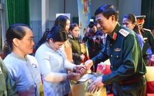Đại tướng Phan Văn Giang tặng quà cho công nhân, người lao động ở Quảng Ngãi
