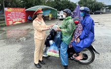 CSGT Quảng Ngãi hỗ trợ, tiếp sức người dân đi xe máy vào Nam sau tết