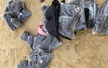 Hàng trăm chiếc áo ngực không rõ nguồn gốc trôi dạt vào bờ biển Quảng Ngãi