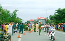 Hai người ngã ra đường bị xe khách tông chết