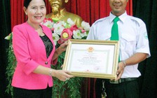 Sản phụ sinh con trai ngay trên xe taxi bởi tài xế 'mát tay'