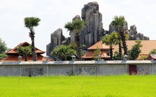 Kỷ luật hai cán bộ 'làm ngơ' cho biệt phủ có ngọn núi nhân tạo 'mọc' giữa đồng