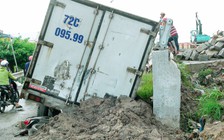 Xe tải tuột dốc, bé 6 tuổi tử vong tại chỗ
