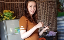 Chồng lo lắng tìm kiếm người vợ trẻ đột ngột không về nhà