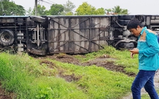 Xe khách lật ven Quốc lộ 1, hành khách đập cửa thoát nạn