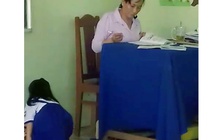 Dư luận phẫn nộ cảnh cô giáo ném vở học sinh xuống đất