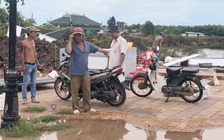 Bạc Liêu: Lốc xoáy cuốn 5 căn nhà tiền chế xây trái phép bay hơn 10 m