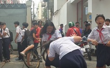 Hai nữ sinh đánh nhau trước cổng trường