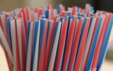 Ngày mới với tin tức sức khỏe: Lỡ nuốt đồ nhựa, cơ thể sẽ thế nào?