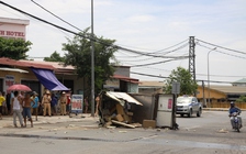 Lật xe chở cả trăm ký kem, tài xế 'biến mất'