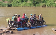 Dùng thùng phuy và dây cáp để... vượt sông mỗi ngày
