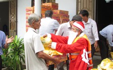 Ông già Noel 'mặc áo phao' đi xuồng phát quà mùa Giáng sinh