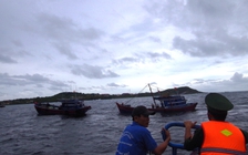 Chìm tàu cá tại Cửa Việt, 6 ngư dân bơi thuyền thúng vào bờ