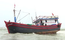Cứu 12 ngư dân trên tàu cá mắc cạn ngay cửa biển