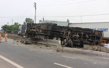 Xe tải húc dải phân cách, phơi bụng trên quốc lộ