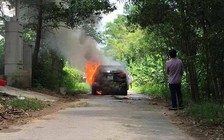 Ô tô tiền tỉ bốc cháy ngùn ngụt giữa trưa nắng