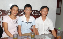 Đôi bạn cận thị cùng lớp, cùng điểm 10, cùng mơ làm bác sĩ