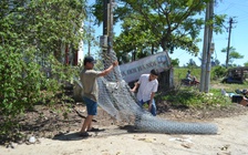 Dân rào lưới thép chặn đường vào công ty thủy sản vì hôi nồng nặc