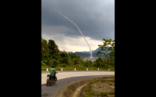 Ngỡ ngàng vòi rồng cao hàng chục mét xuất hiện tại Quảng Trị