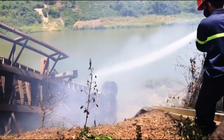 Xe container lật cheo leo trên miệng vực, bốc cháy ngùn ngụt