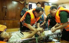 Cứu ngư dân vỡ xương bánh chè trên biển