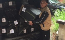 Tài xế chở pháo lậu tung cửa trốn, ô tô tông thẳng xe công an