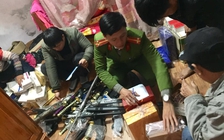 Cửa hàng bách hóa chứa đầy mã tấu, roi điện, pháo...