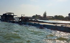 Tàu sắt 'khủng' hút cát trái phép trên sông Thạch Hãn