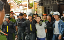 Khởi tố kẻ 'ngáo đá' tấn công xe người đi đường rồi vào nhà cố thủ