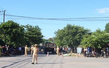 Xe tải tông xe máy, mẹ tử vong, 2 con bị thương nặng