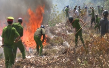 Công nhân đốt rác gây cháy rừng, cả trăm cảnh sát, kiểm lâm dập lửa