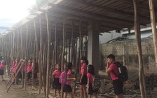 Sau vụ Gateway, thót tim cảnh học sinh trú mưa dưới mái bê tông đang thi công