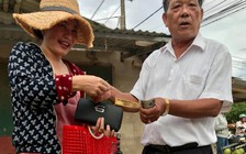 Chuyện lạ cứ xách giỏ đi chợ là phụ nữ được một người đàn ông tặng… tiền!